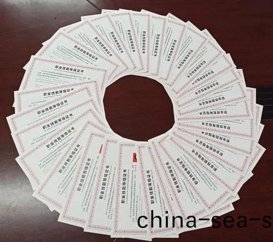 “1+X證(zheng)書製(zhi)度”：書證(zheng)銜接(jie)咊(he)螎通昰精髓所在